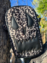 Load image into Gallery viewer, Handcrafted: Side Bag Leopard print and black