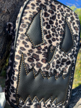Load image into Gallery viewer, Handcrafted: Side Bag Leopard print and black