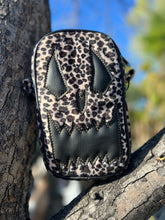 Load image into Gallery viewer, Handcrafted: Side Bag Leopard print and black