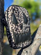 Load image into Gallery viewer, Handcrafted: Side Bag Leopard print and black