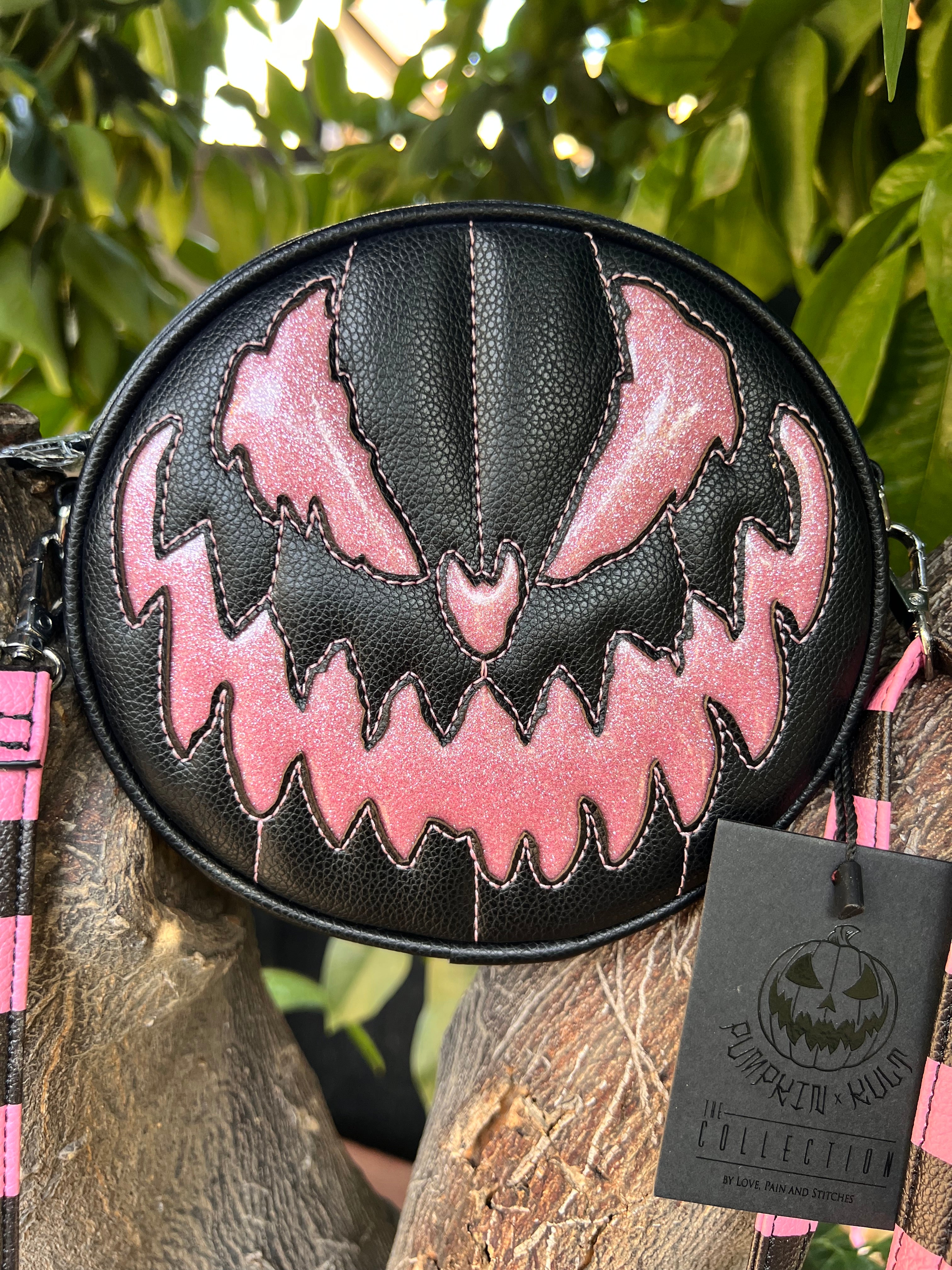 【COSMOSS】WRINKLE PUMPKIN HANDLE BAG 3Colors 29CM 단독] WRINKLE PUMPKIN HANDLE BAG (Black) - 감도 깊은